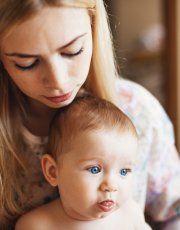 Maman et bébé avec toux chronique 