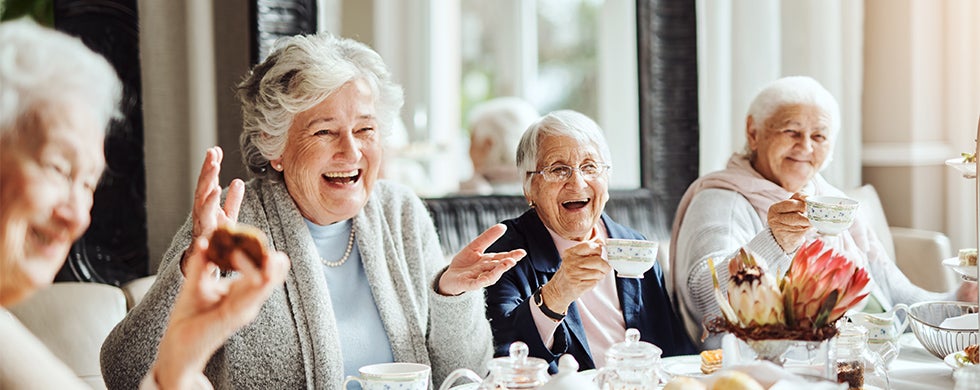 Personnes âgées regroupées à table