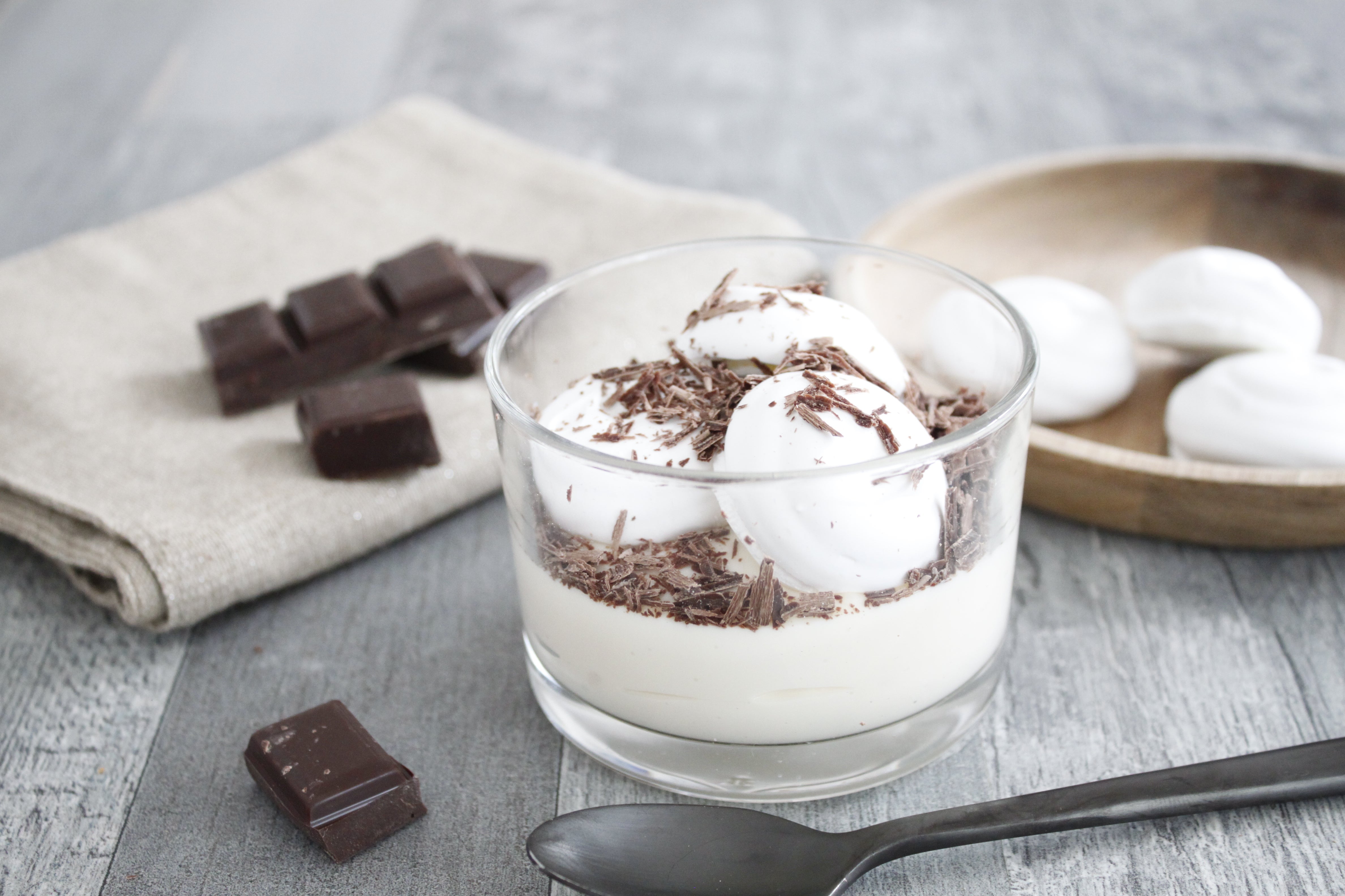 Verrine, petites meringues et copeaux de chocolat