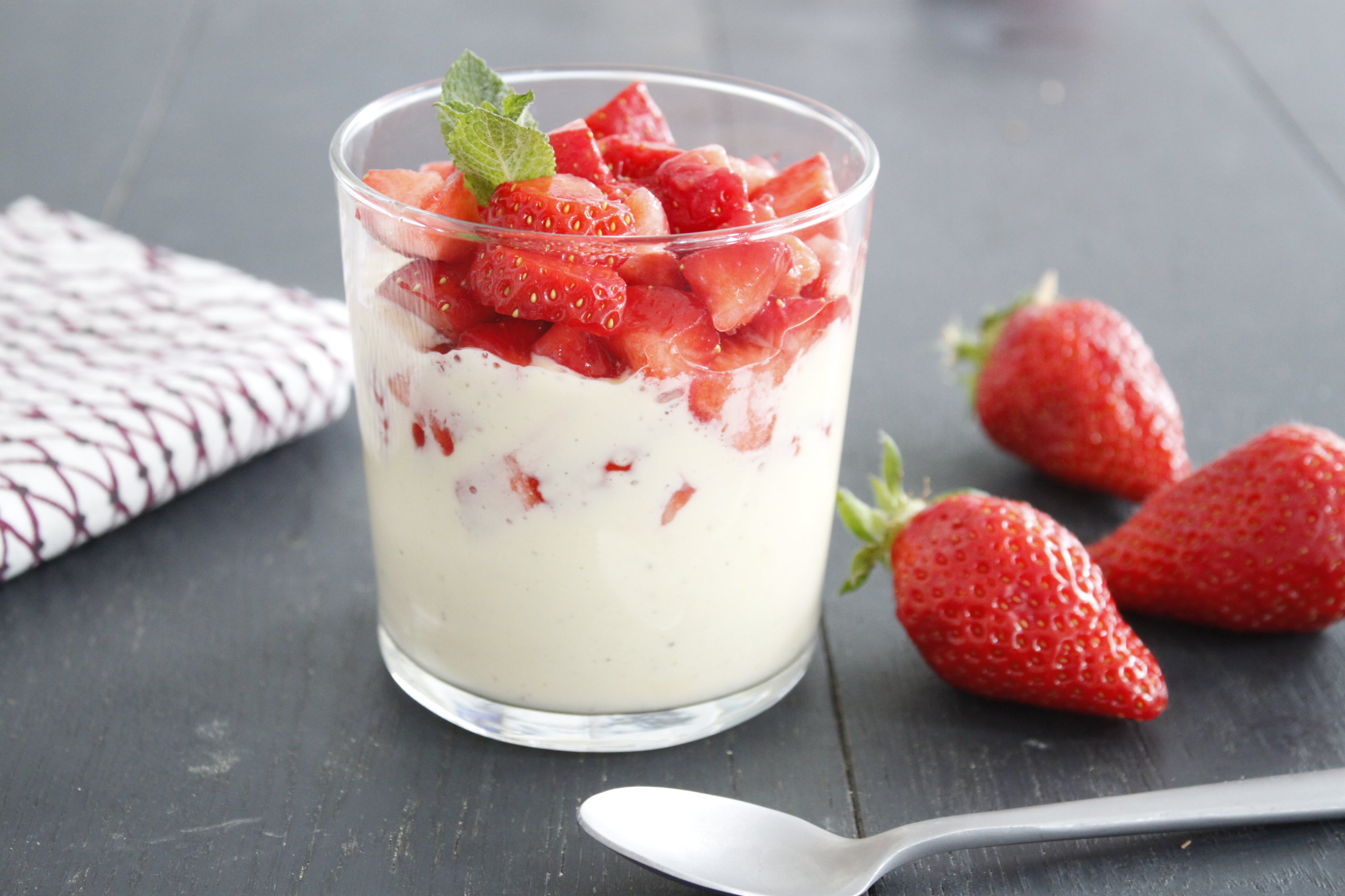 Milkshake vanille et dés de fraises