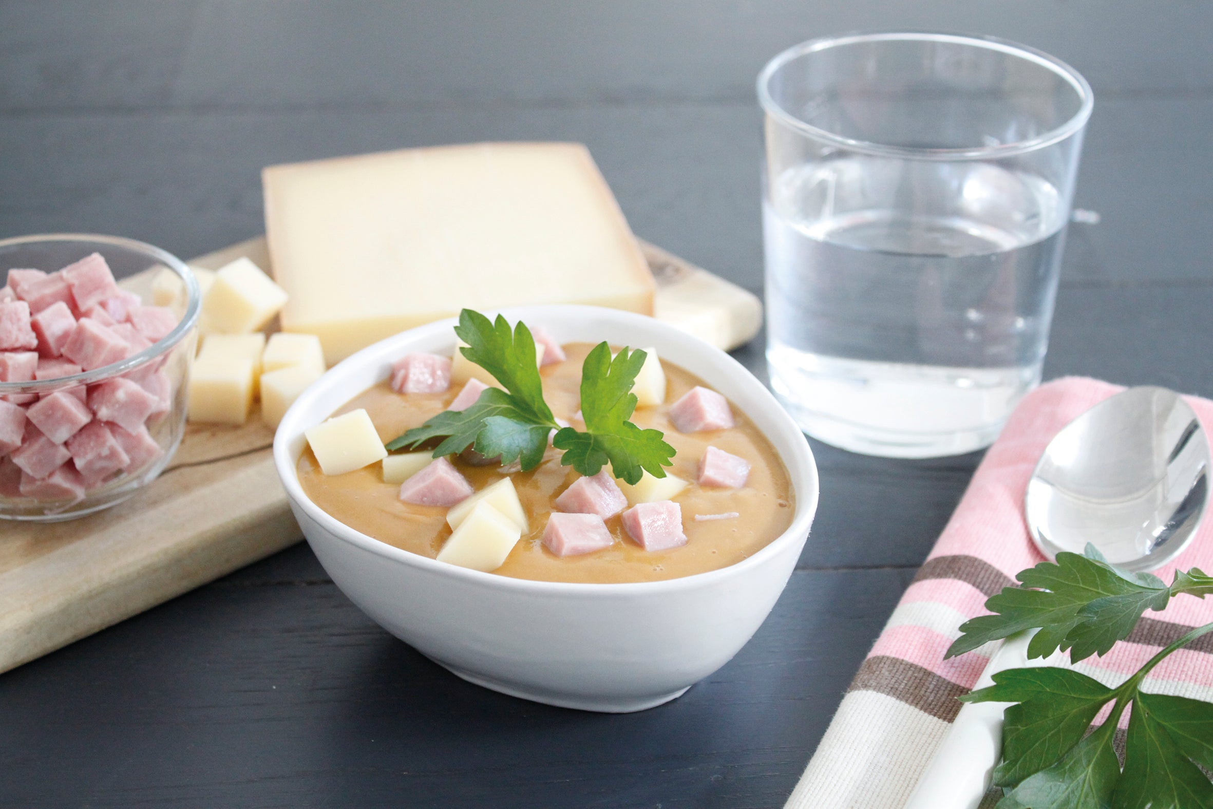 Recette | Velouté légumes verts, dés de comté et jambon