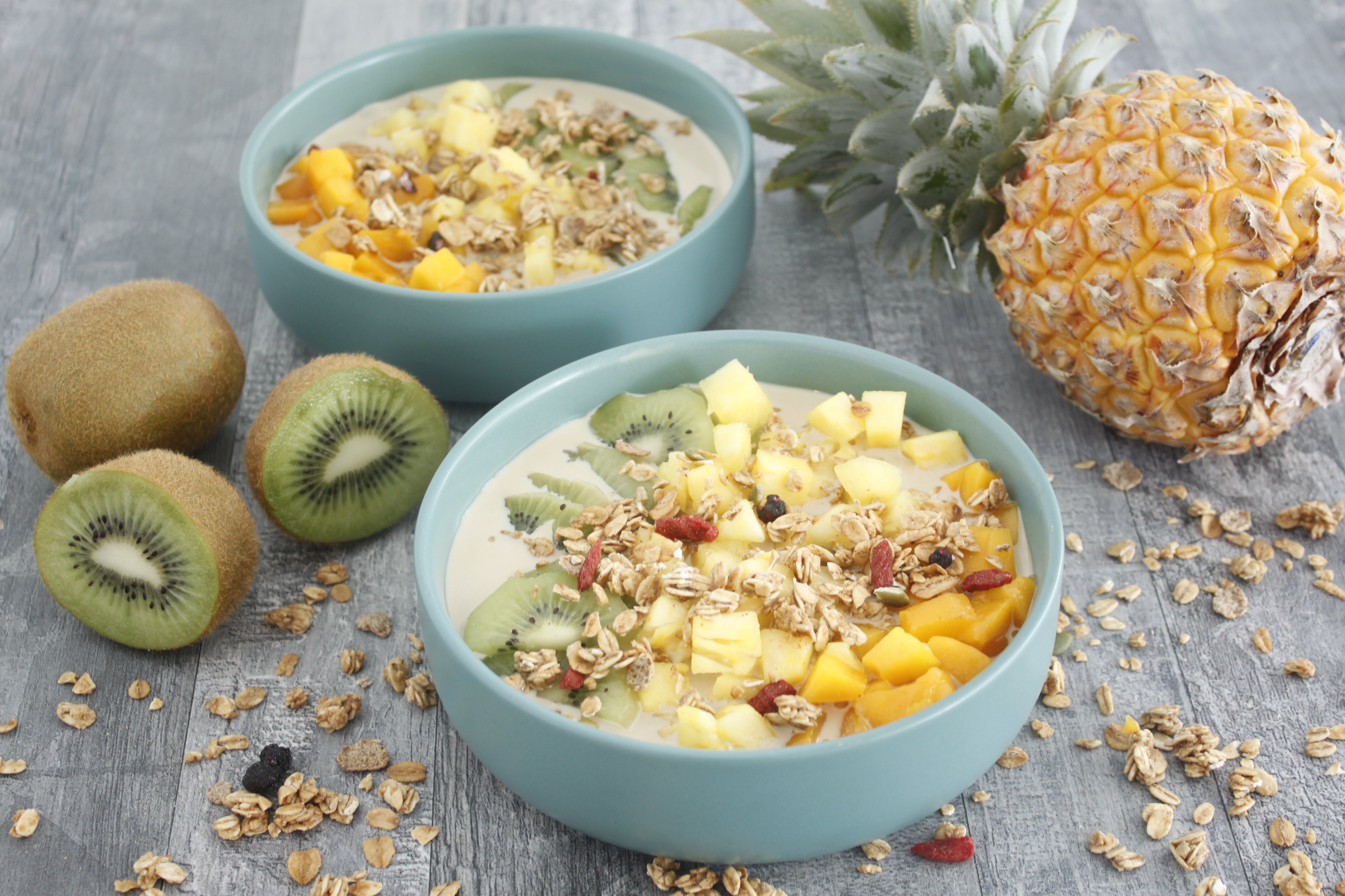 Bowl ananas, mangue kiwi, noix de coco grillée, muesli