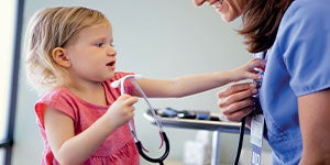 hcp docteur examinant un enfant suspecté d'avoir une aplv